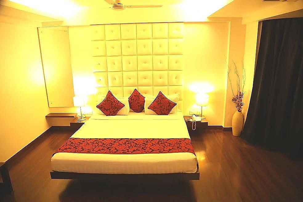 Hotel The Elements Deluxe Room King Bed 3