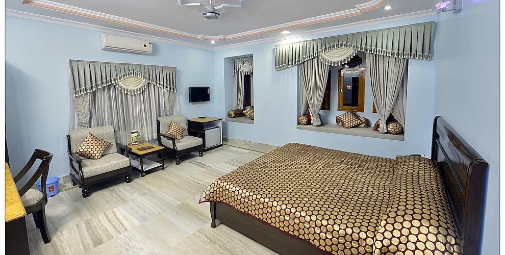 Hotel Sky Plaza Royal Room with Work Desk 6