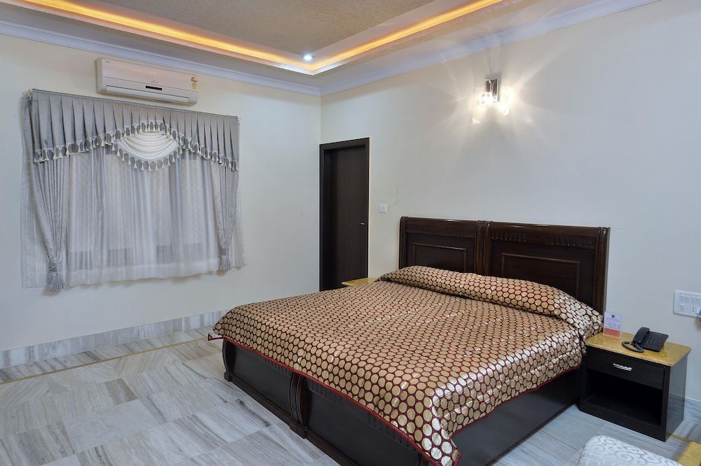 Hotel Sky Plaza Royal Room with Work Desk 7