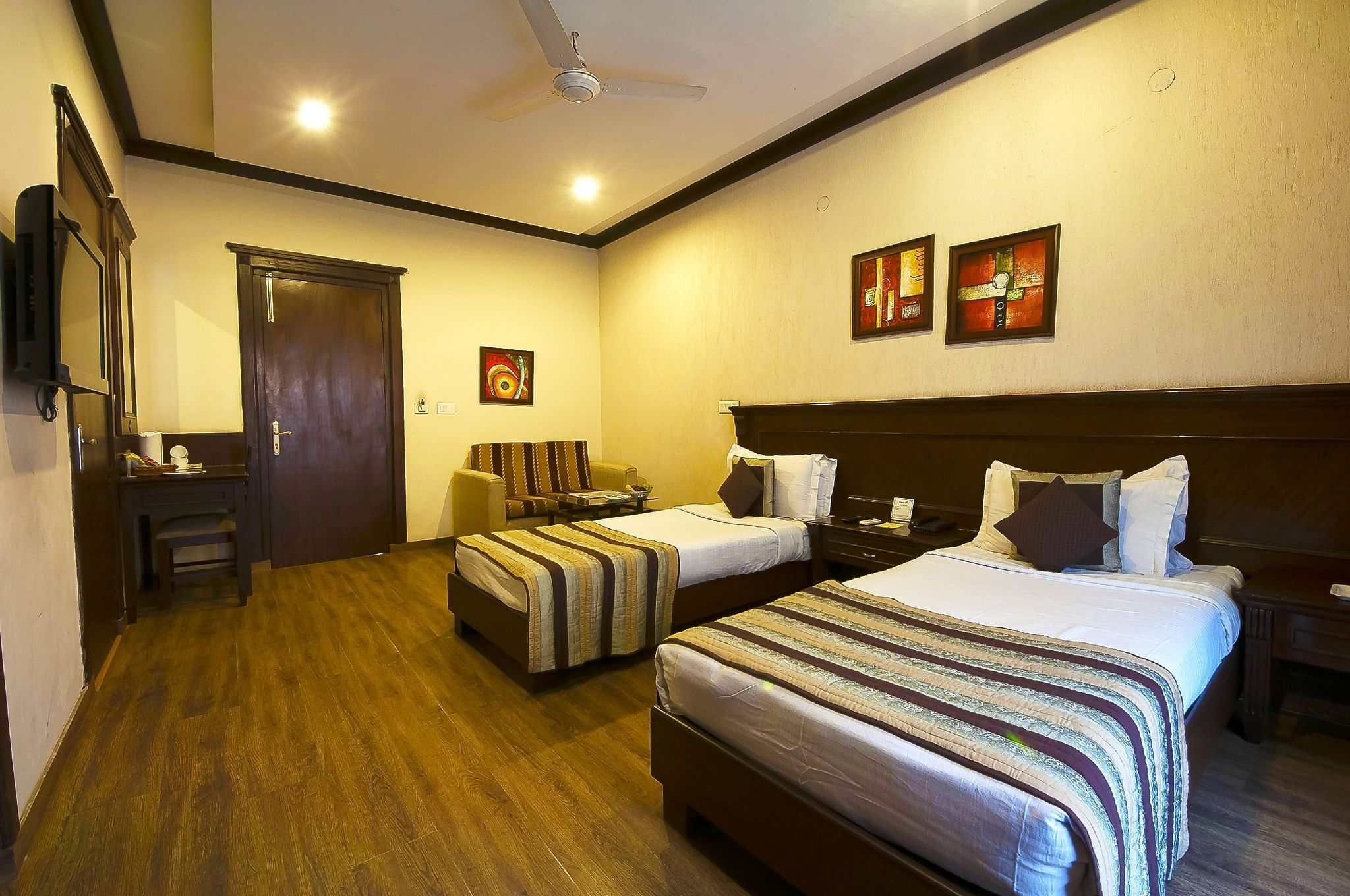 Siris 18 Deluxe Room 8