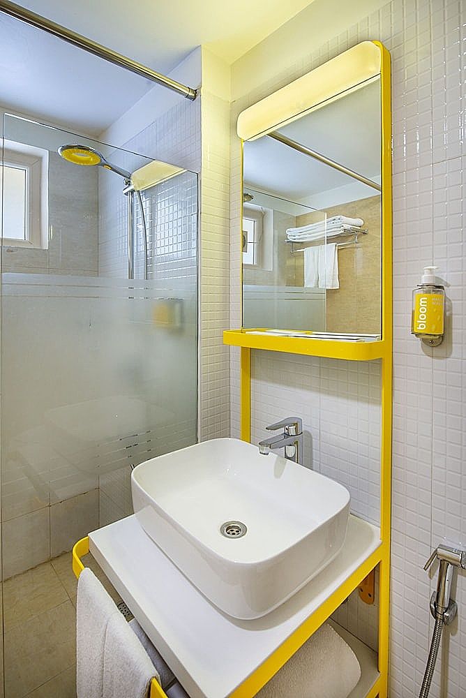 Bloomrooms Link Road Standard Queen Room 23