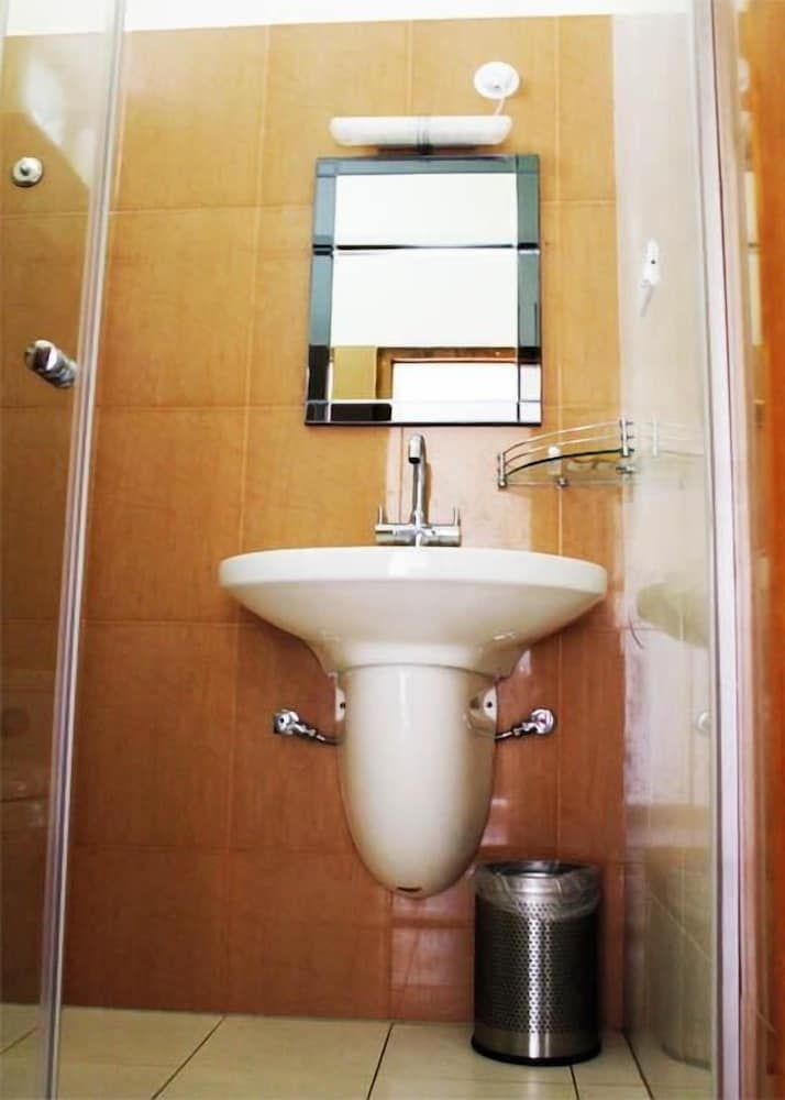 Berry Hills Resort Deluxe Room 11