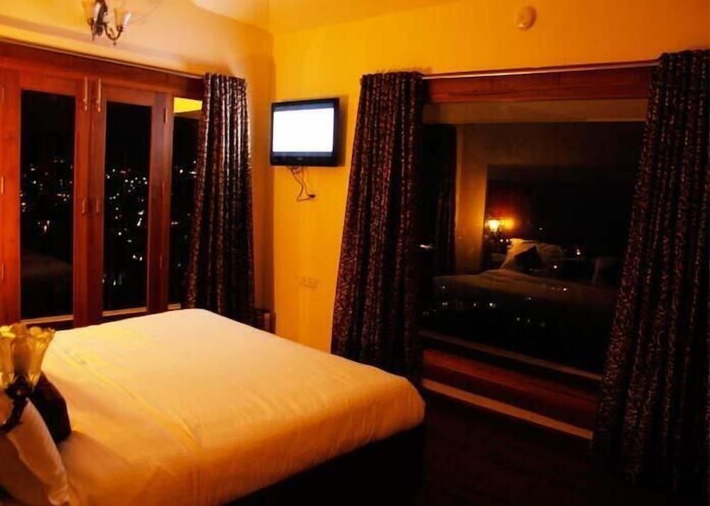 Berry Hills Resort Deluxe Room 6