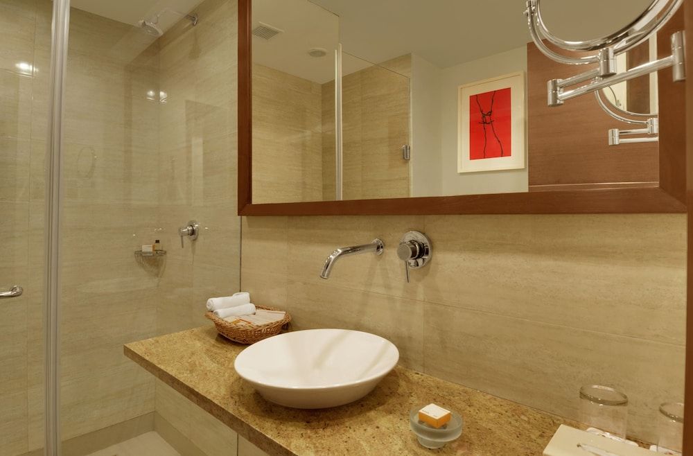 Four Points by Sheraton New Delhi, Airport Highway Comfort Room, 2 Twin Beds 4