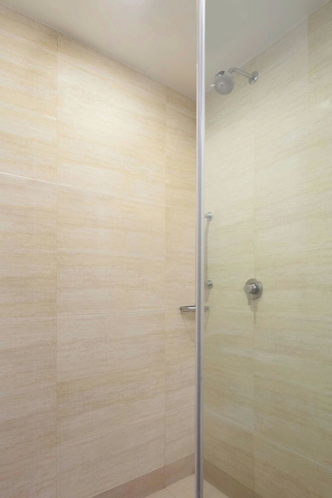 Four Points by Sheraton New Delhi, Airport Highway Comfort Room, 2 Twin Beds 5