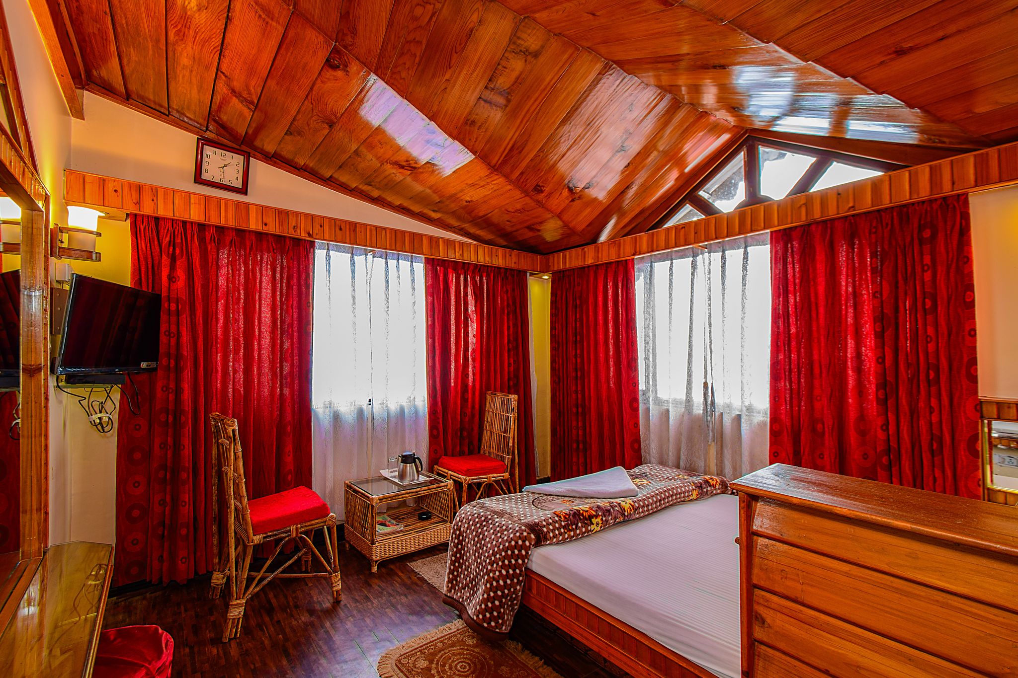 Super Deluxe Double Bedded Kanchanjenga View Facing