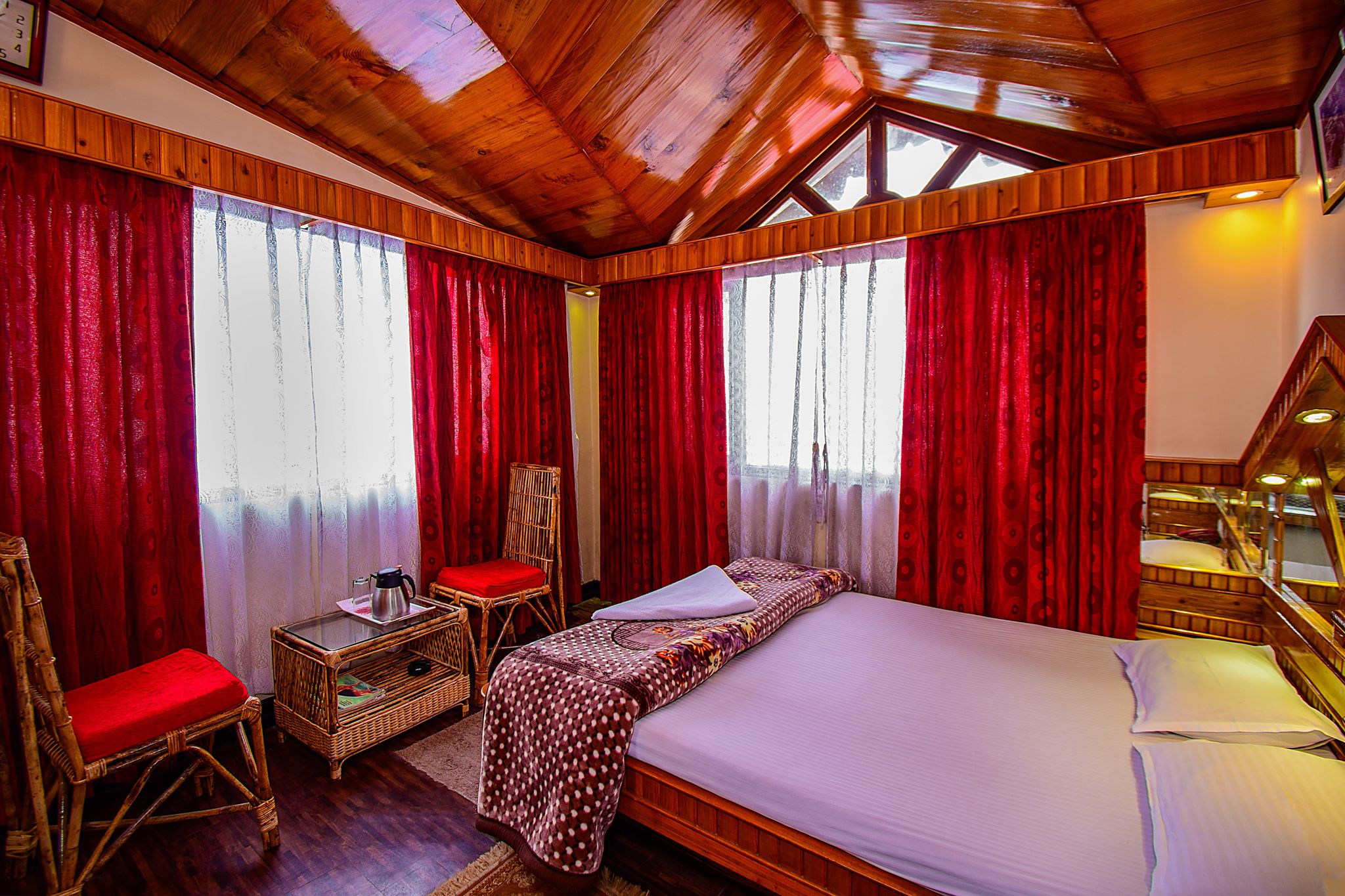 Super Deluxe Double Bedded Kanchanjenga View Facing