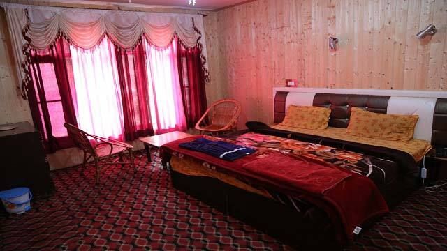 Hotel Glacier Heights Deluxe Room 2