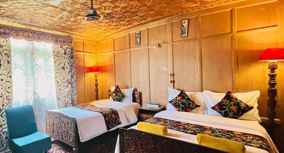 Houseboat New Golden Flower Double Deluxe Room 4