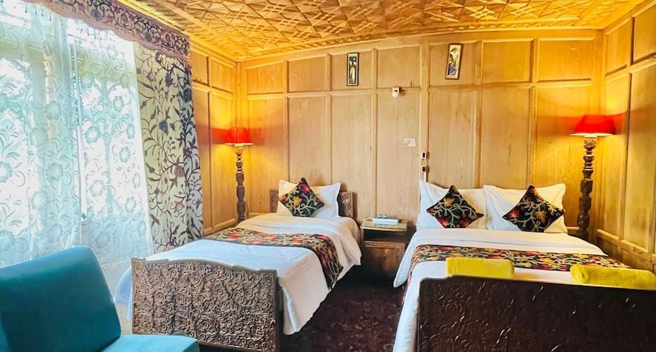 Houseboat New Golden Flower Double Deluxe Room 2