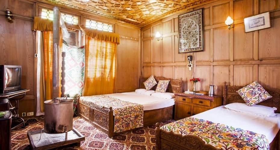 undefined Shelter Group of Houseboats 4