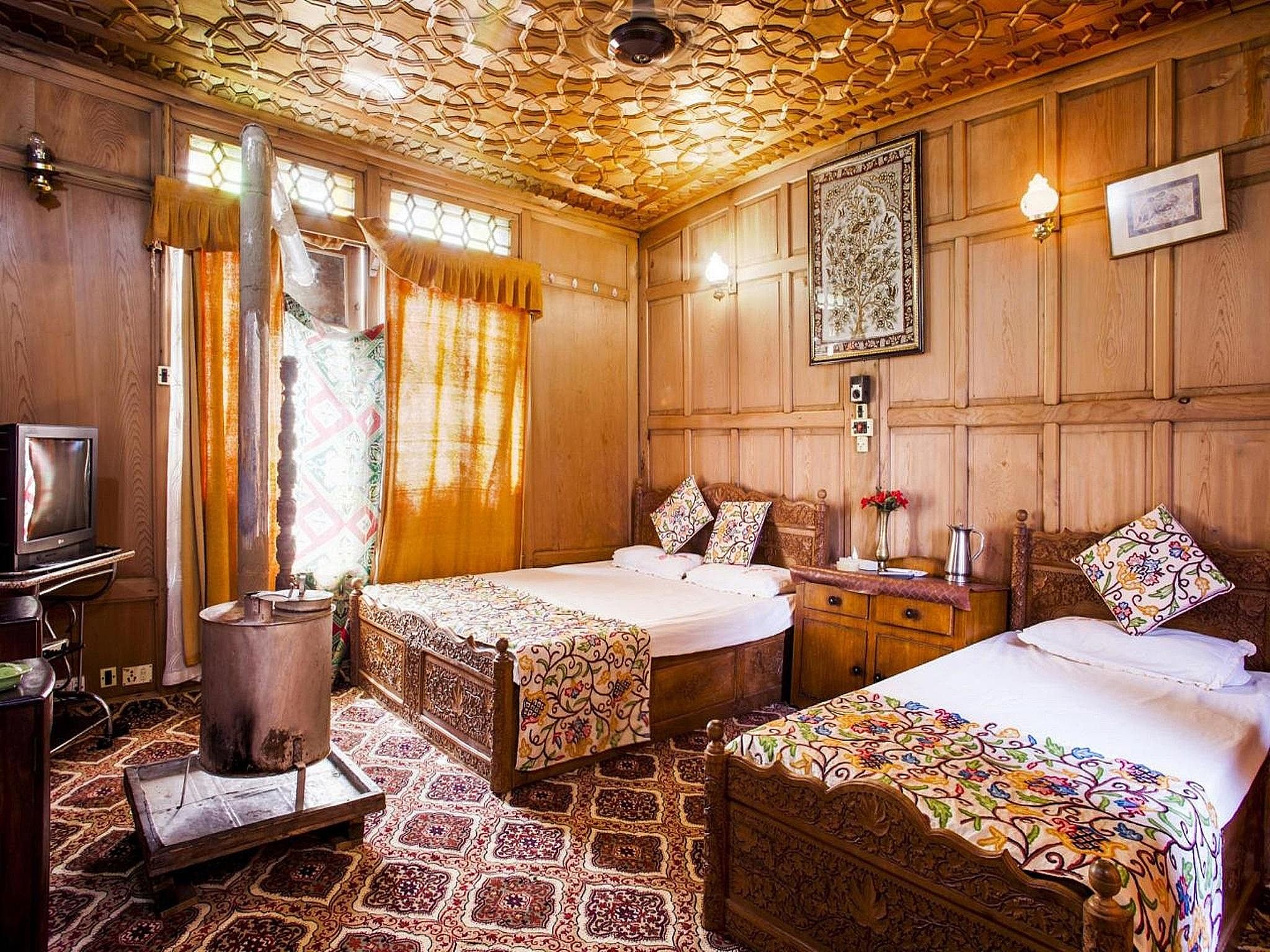 undefined Shelter Group of Houseboats 3