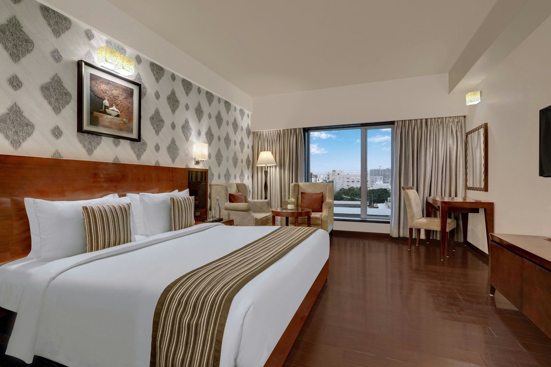 Guestroom - King Bed - Desk - TV