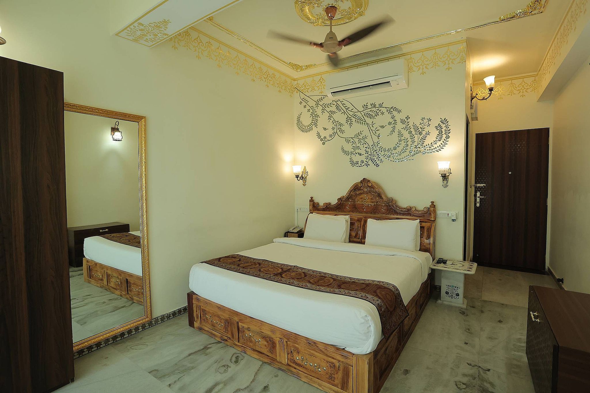 Luxury Tent with Jacuzzi