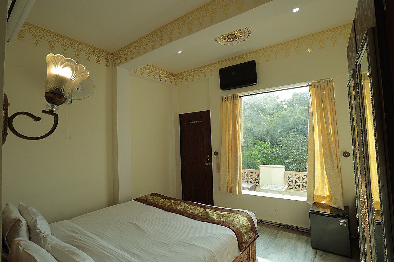 Luxury Tent with Jacuzzi