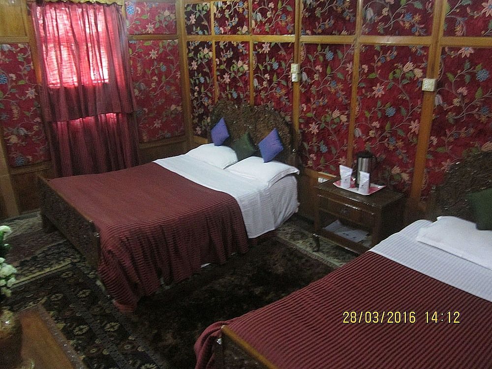 Zaffer Group Of Houseboats Maharaja Suite