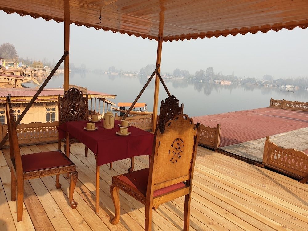 Zaffer Group Of Houseboats Superior Deluxe Room 6