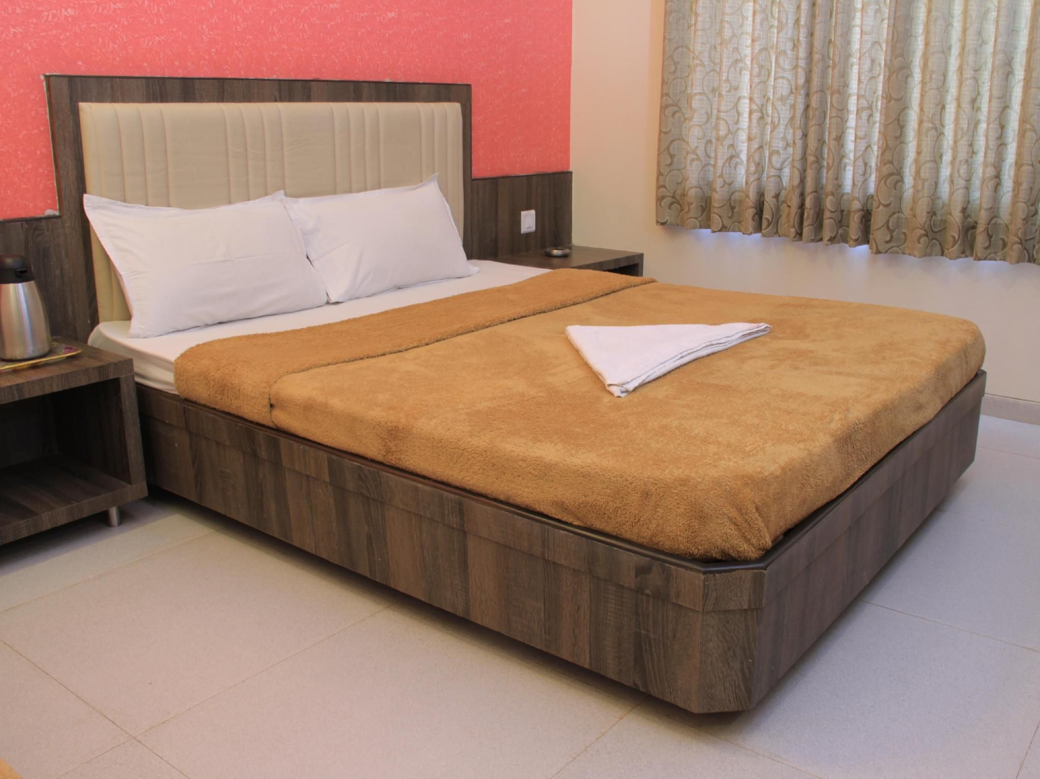 Hotel Sai Gurusthan Deluxe Double Bed Non AC 5