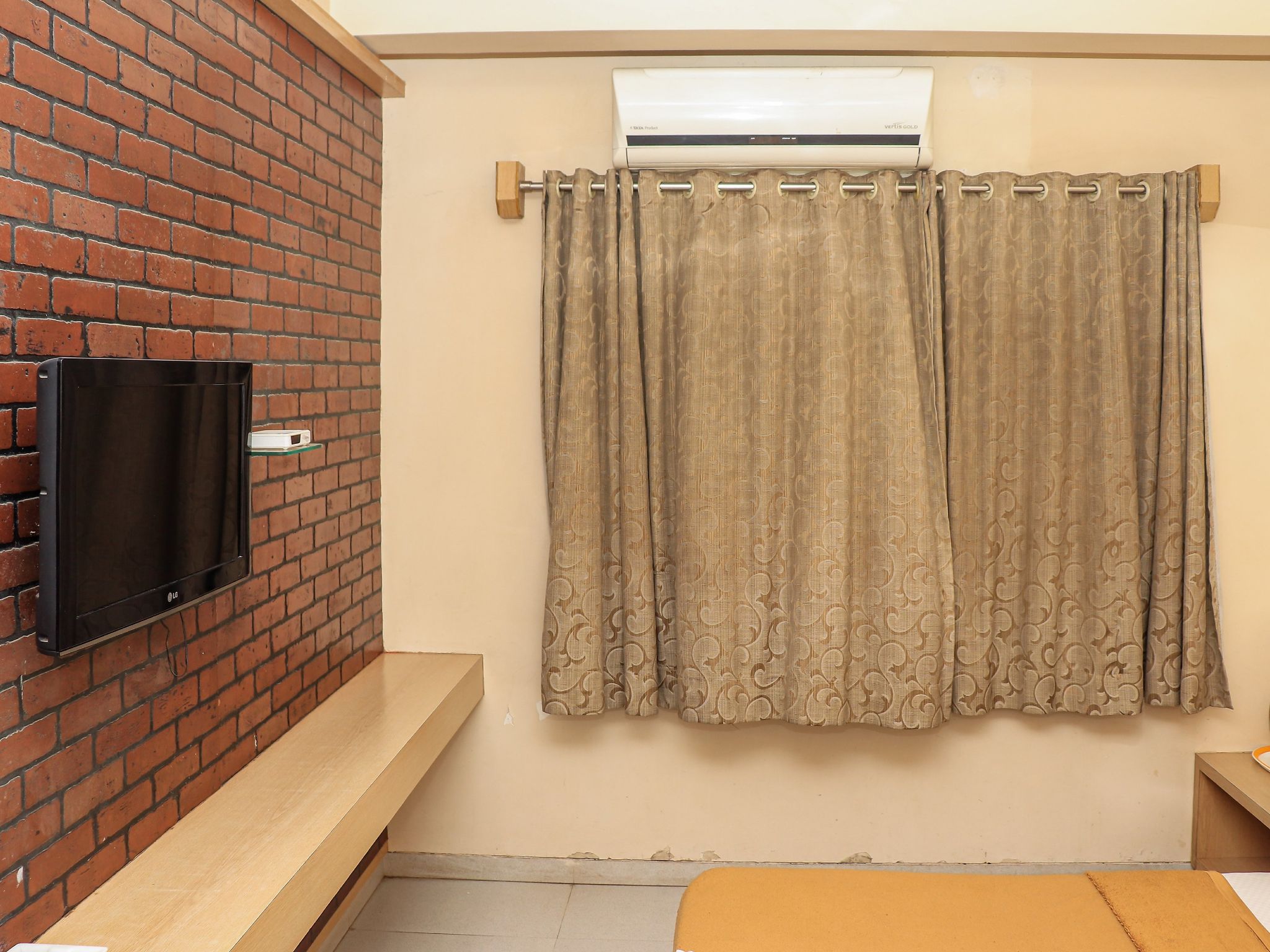 Hotel Sai Gurusthan Deluxe Double Bed Non AC 7