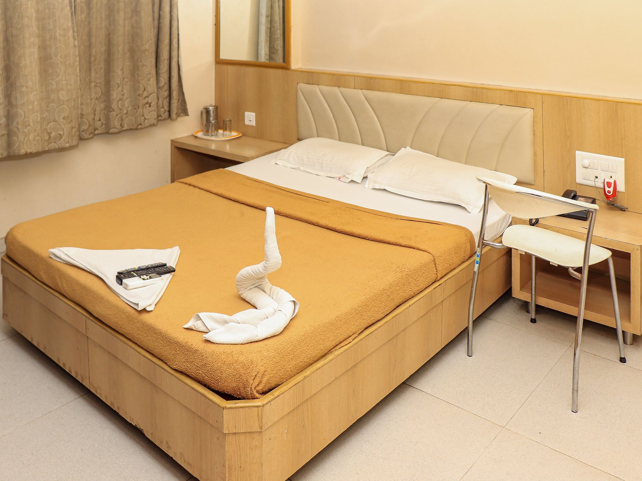 Hotel Sai Gurusthan Deluxe Double Bed Non AC 2