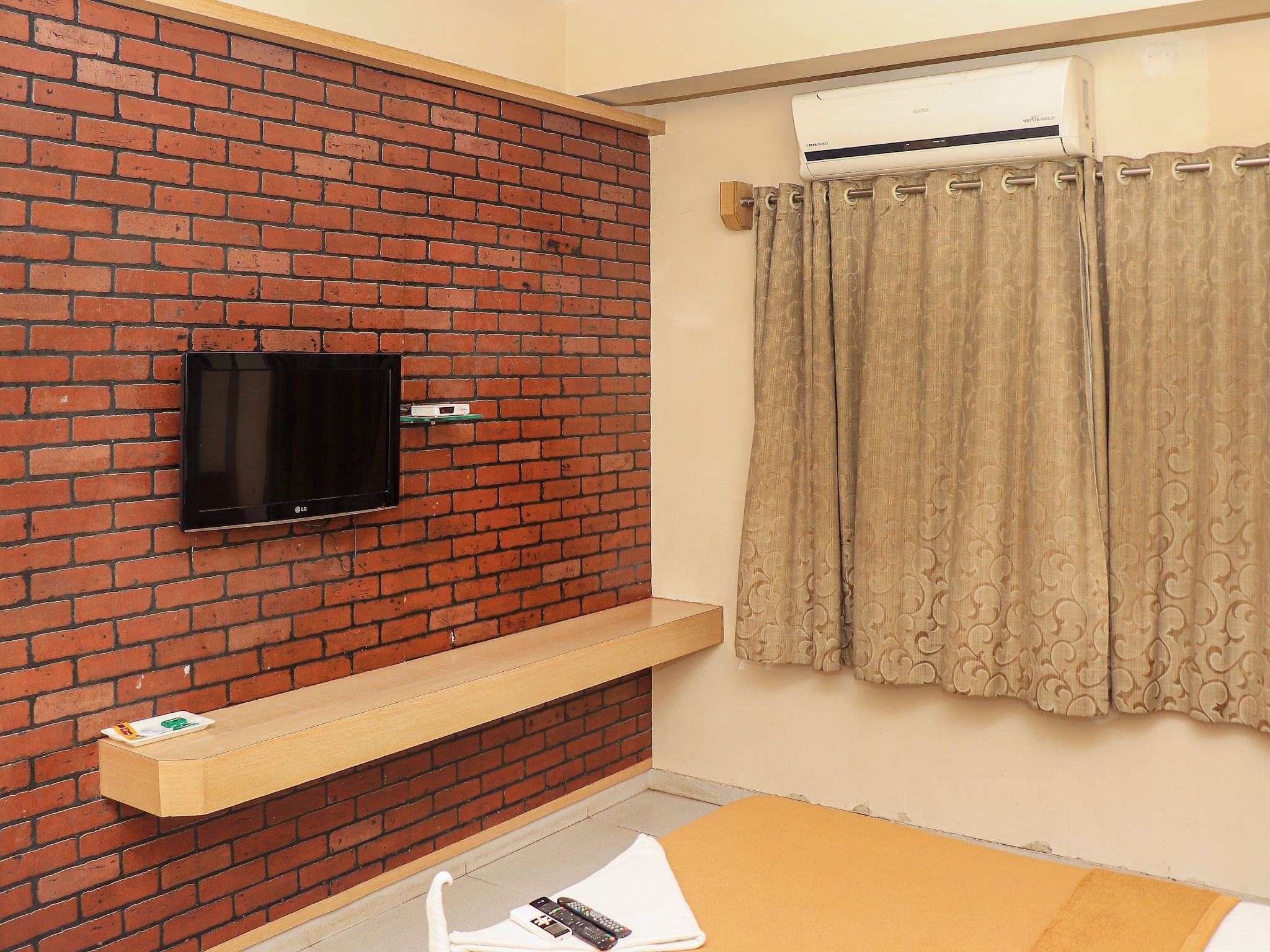 Hotel Sai Gurusthan Deluxe Double Bed Non AC 8