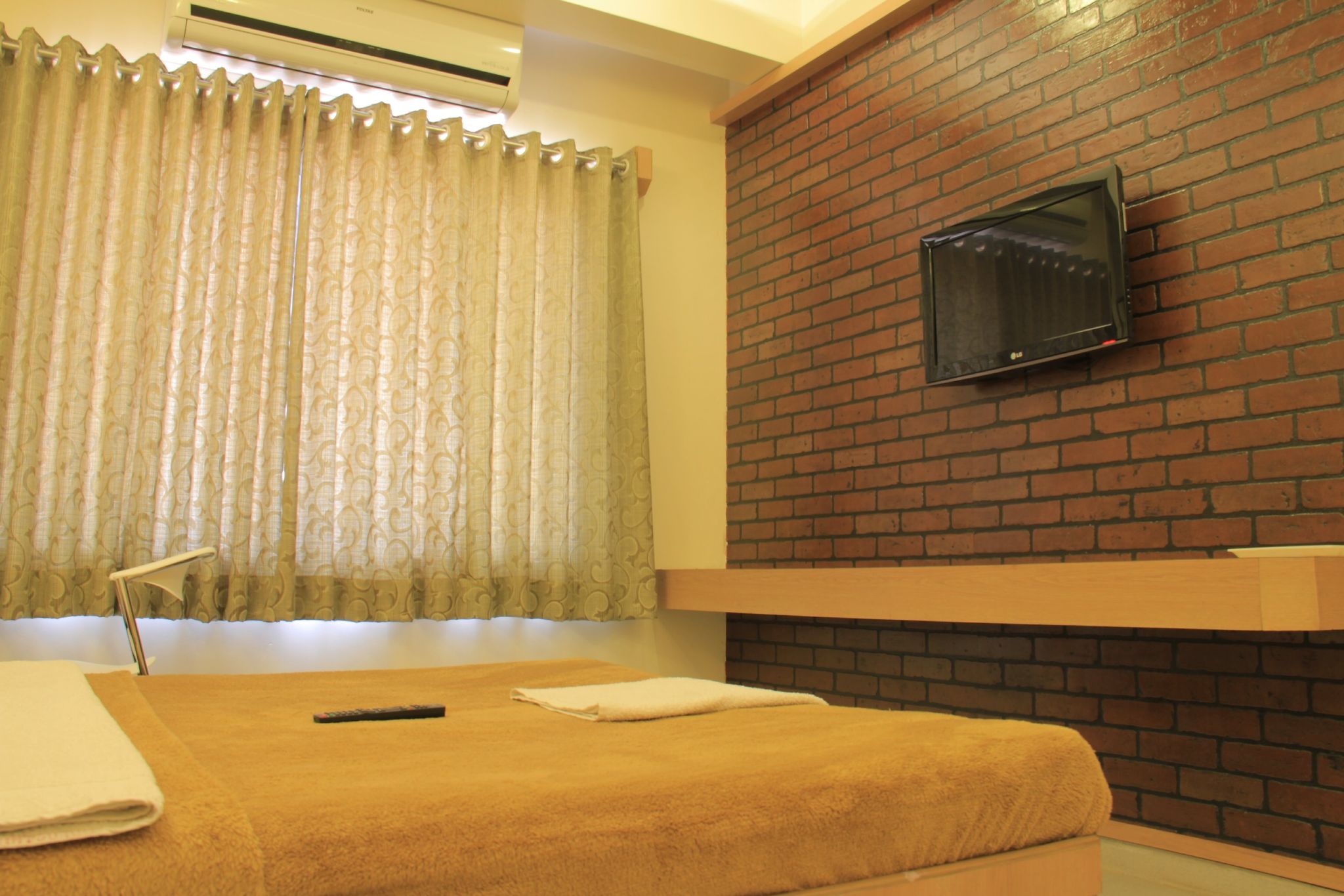 Hotel Sai Gurusthan Deluxe Double Bed Non AC 9