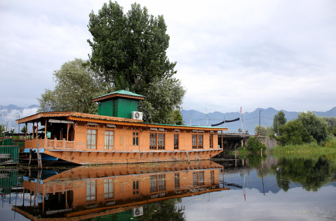 undefined Peace of Mind Houseboat