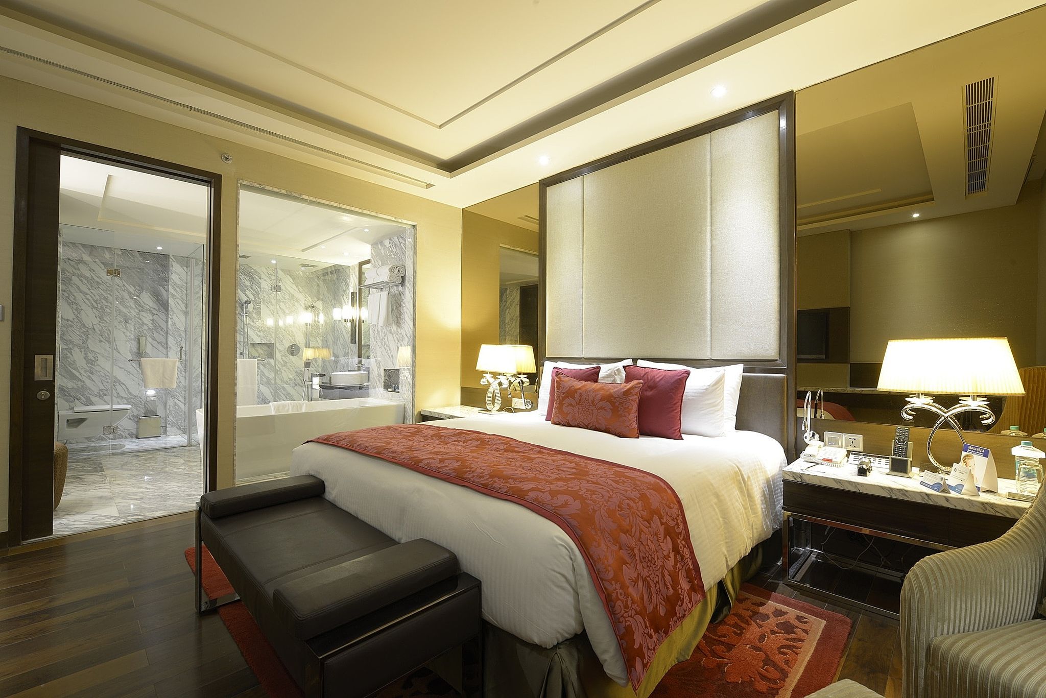 Suite Non Smoking room with Bathtub and Living Room