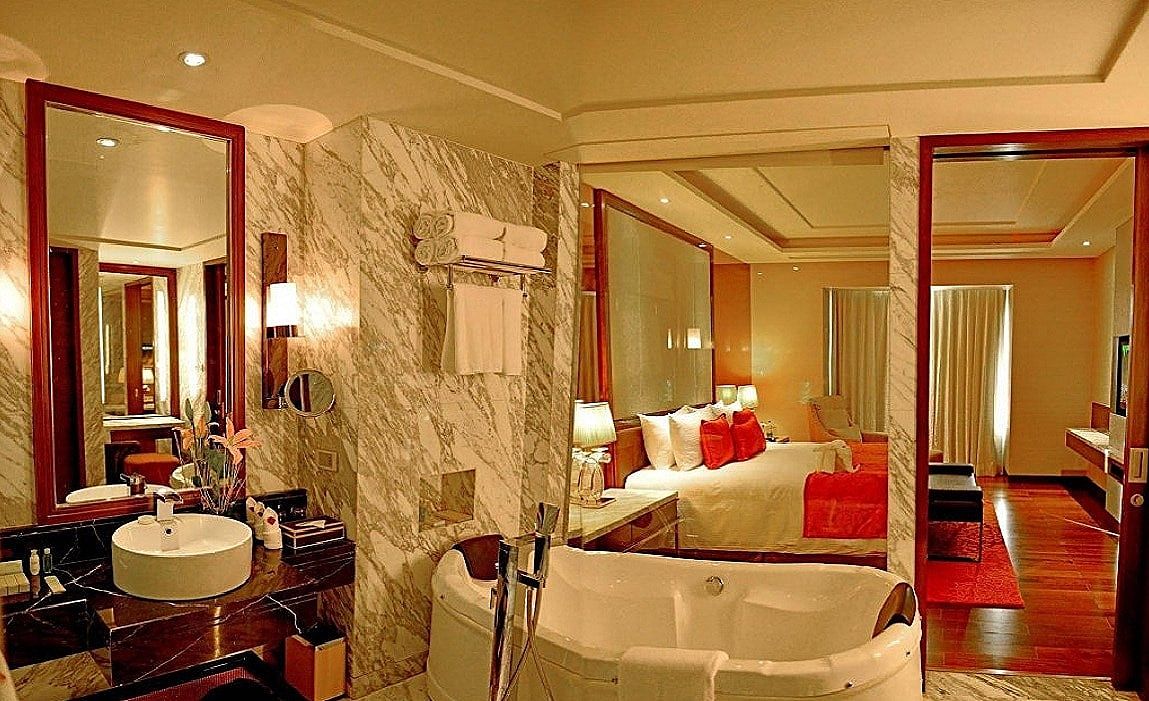 Suite Non Smoking room with Bathtub and Living Room