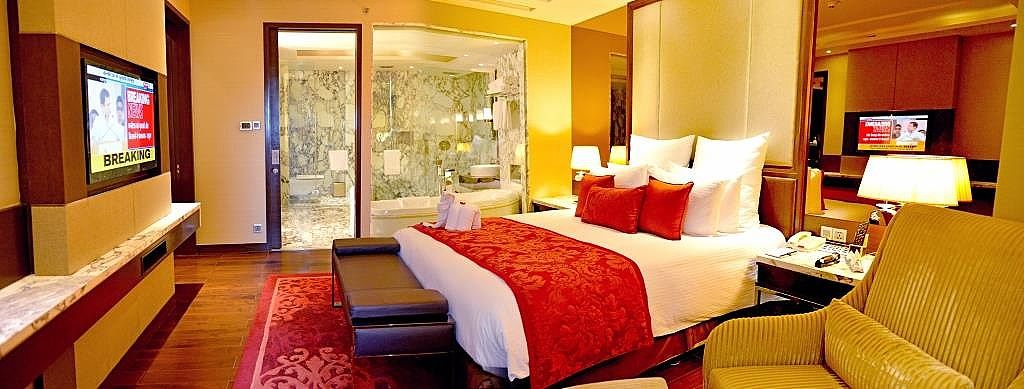 Suite Non Smoking room with Bathtub and Living Room