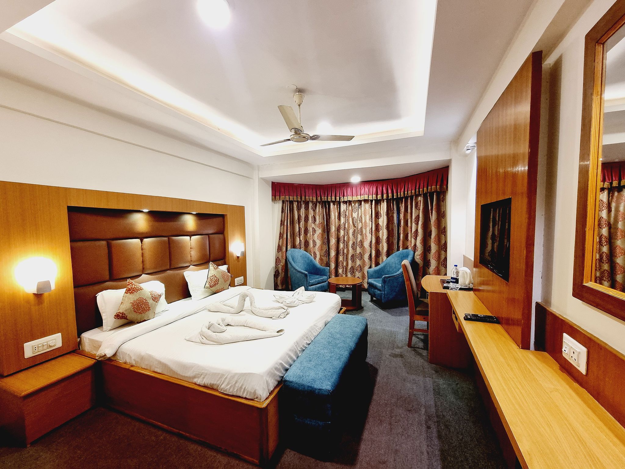Welcome Hotel Dal Lake Deluxe Room 4