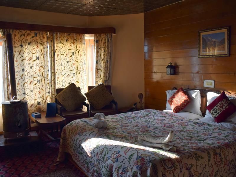 Welcome Hotel Gulmarg (Centrally Heated) Deluxe room  10