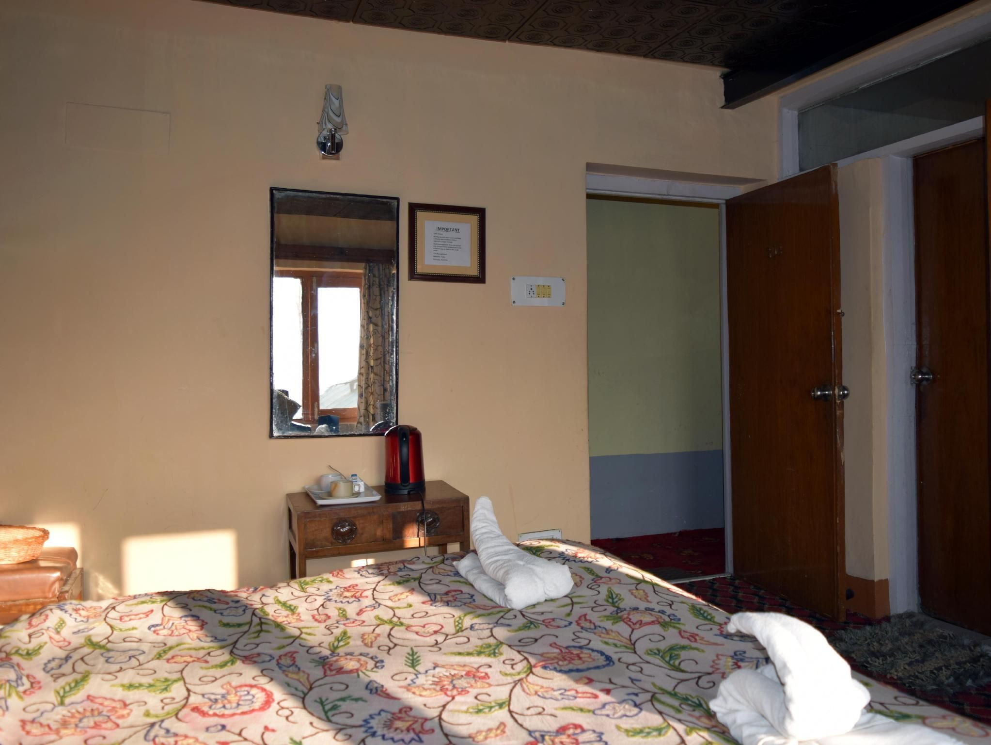 Welcome Hotel Gulmarg (Centrally Heated) Deluxe room  9