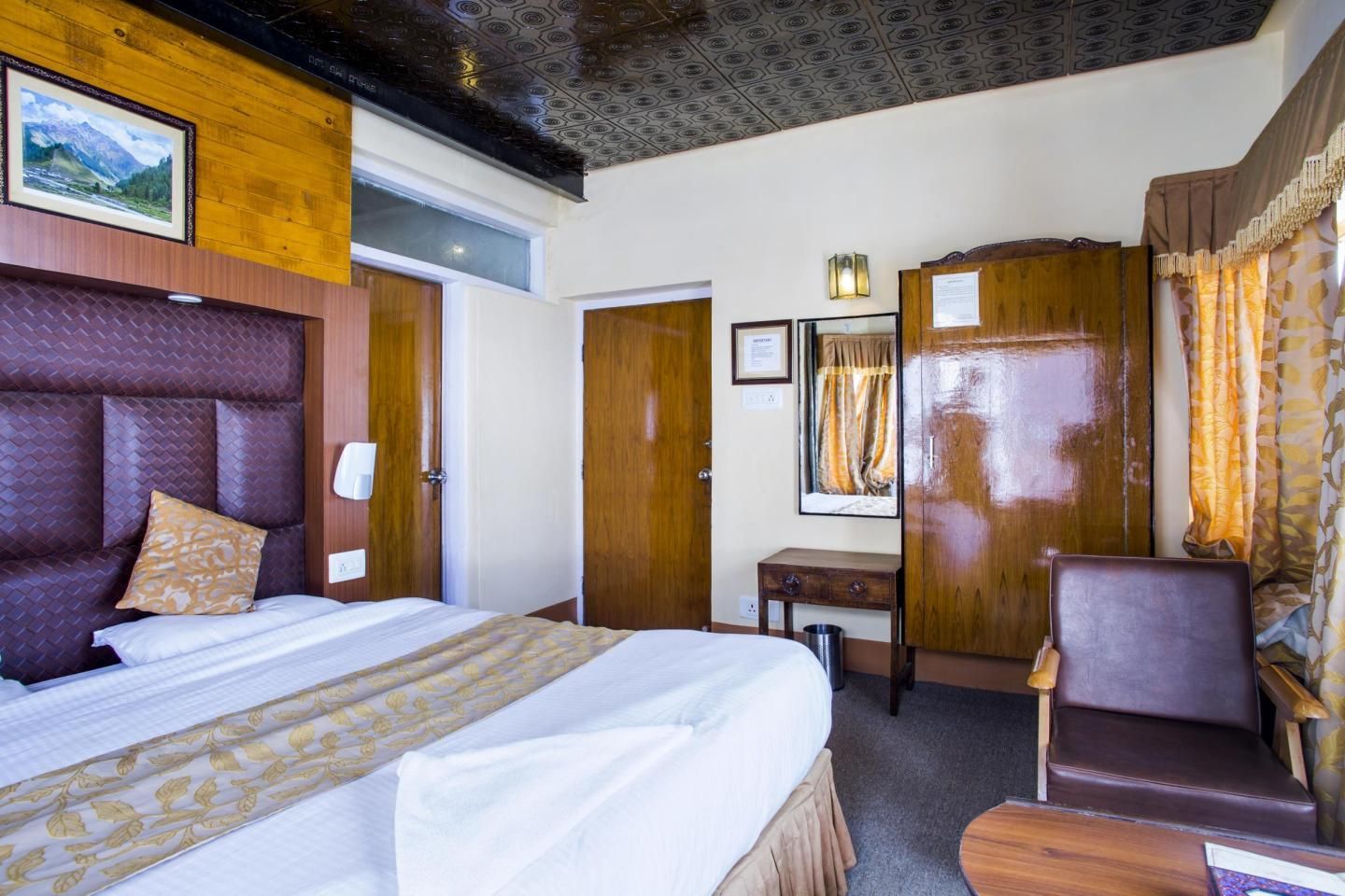 Welcome Hotel Gulmarg (Centrally Heated) Deluxe room  12