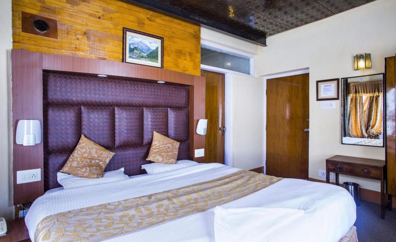 Welcome Hotel Gulmarg (Centrally Heated) Deluxe room  12