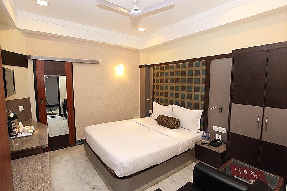 Hotel Dayal Deluxe Double Room 9