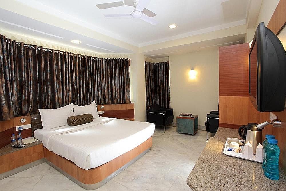 Hotel Dayal Deluxe Double Room 10