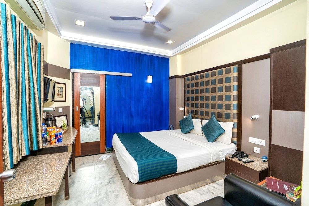 Hotel Dayal Deluxe Double Room 11