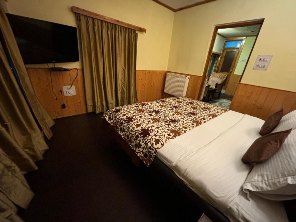 Pine Palace Resort Gulmarg Standard Room 3