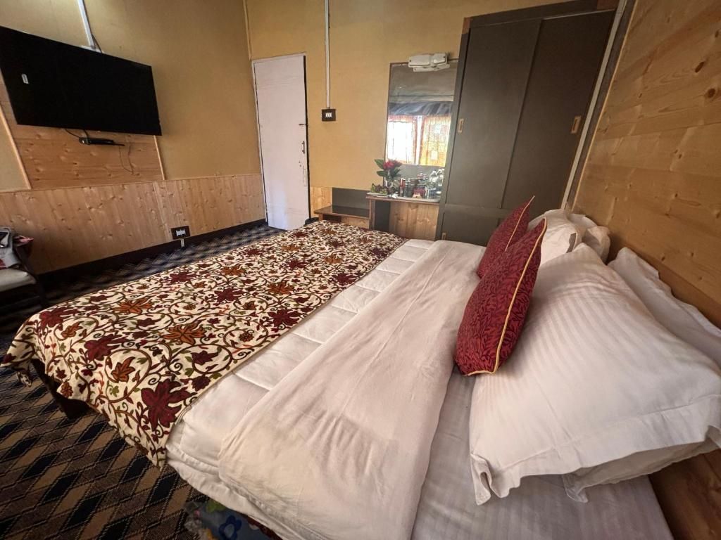 Pine Palace Resort Gulmarg Standard Room 2