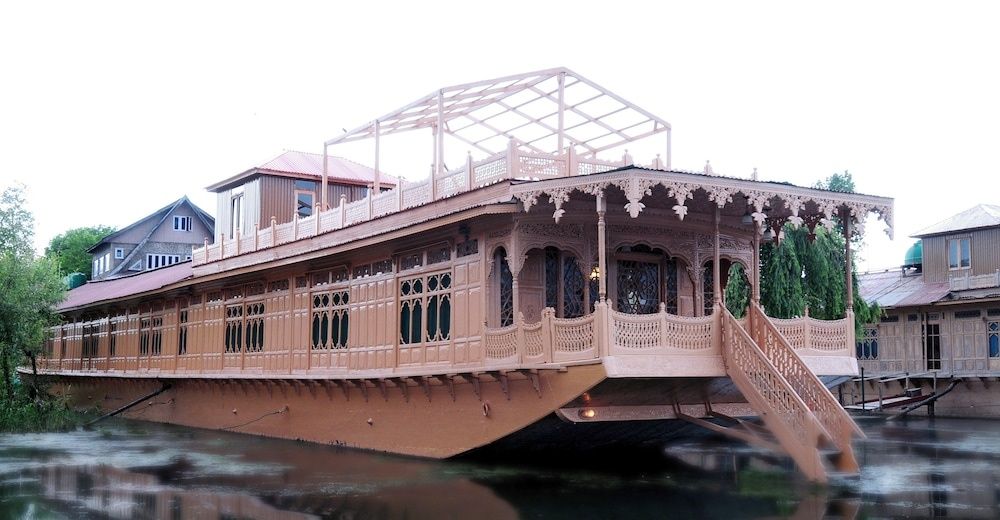 undefined Wangnoo Houseboats