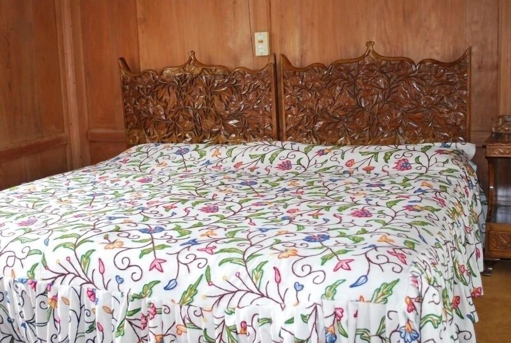 Wangnoo Houseboats Deluxe Room 2