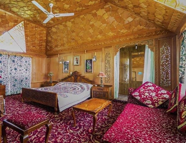 Honeymoon House Boat
