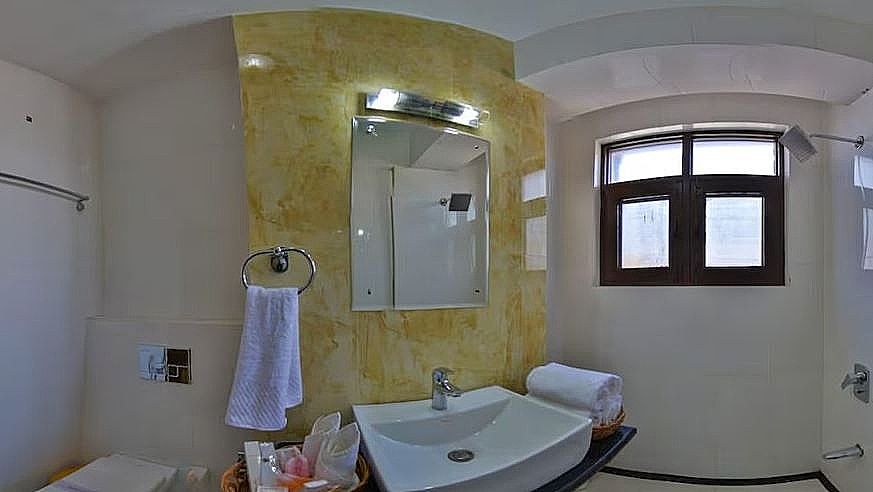 Hotel Royal Batoo Deluxe Room  8