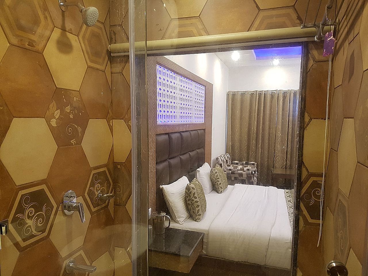 Hamers International Premium Room with Balcony 3