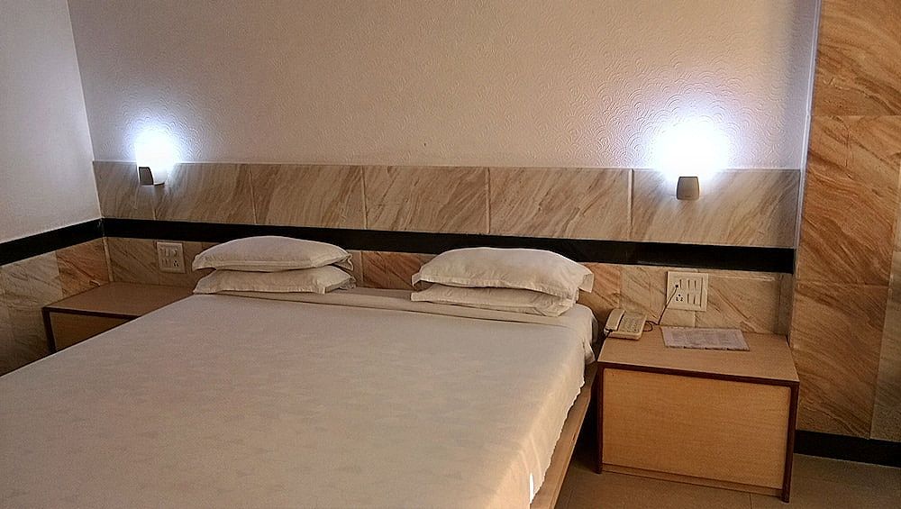 ARCH MANOR DELUXE Deluxe Room, 1 King Bed 3