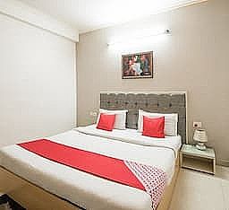 Silver Leaf Hotel Deluxe Room 8