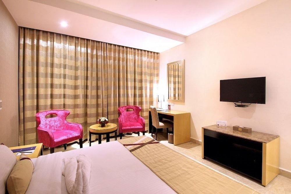 Deluxe Room - 01 King Bed, Non - Smoking, Shower, WIFI, Tea/Coffee Maker, Safe, Minibar