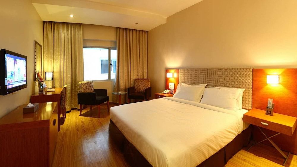 1 King Bed Deluxe Room, Smoking Room, Mini Bar, Full Breakfast
