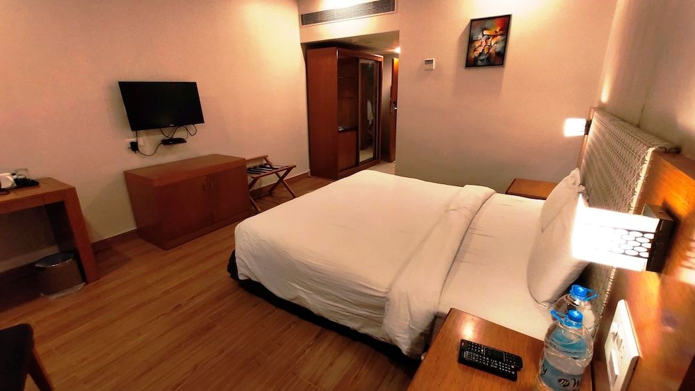 1 King Bed Deluxe Room, Smoking Room, Mini Bar, Full Breakfast